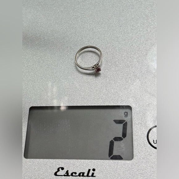 Elegant Gold Ring with Pink Gemstone - Picture 3 of 7